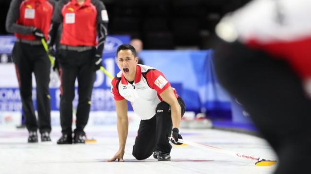 Enrico Pfister lors de la rencontre face à la Chine. [WCF - https://www.worldcurling.org - Richard Gray]