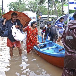 Des habitants de l'Etat du Kerala en cours d'évacuation, photographiés le 16 août 2018. [Keystone - K. Shijith - AP]
