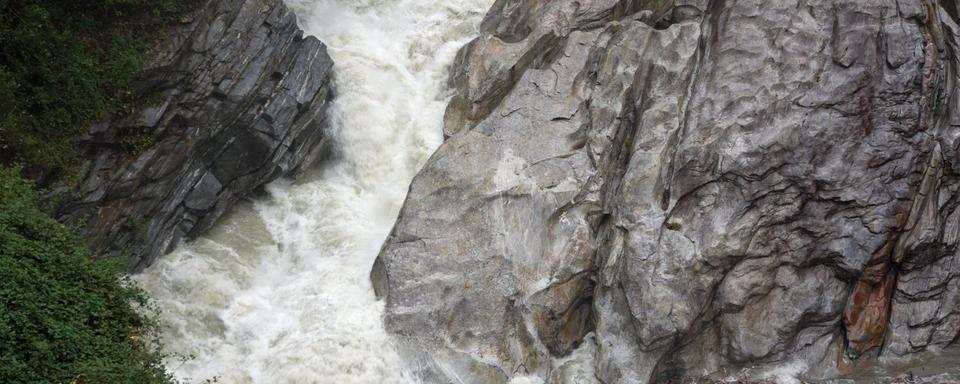 La rivière Maggia en furie, dans la vallée tessinoise du même nom, lundi 29.10.2018. [RTS - Nicole Della Pietra]