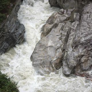 La rivière Maggia en furie, dans la vallée tessinoise du même nom, lundi 29.10.2018. [RTS - Nicole Della Pietra]