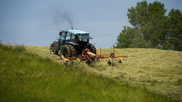 Les remises en question du modèle agricole pèsent sur le moral des payans. [Keystone - Sigi Tischler]