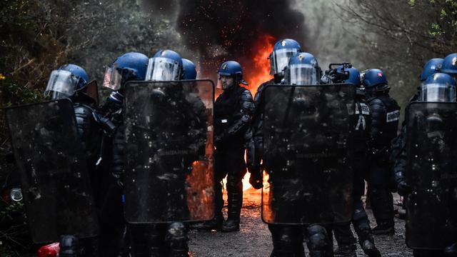 Des forces de l'ordre devant une barricade à Notre-Dame-des-Landes. [AFP - Loïc Venance]