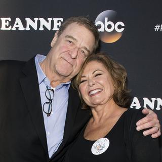 Roseanne Barr, actrice et scénariste de la série "Roseanne" avec son partenaire John Goodman [AFP - Valérie Macon]