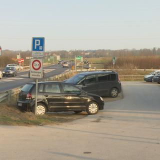 Le convoyeur s'est rendu au rendez-vous fixé par les malfrats sur ce parking, à la hauteur de Chavornay (VD) sur l'autoroute A1. [RTS]