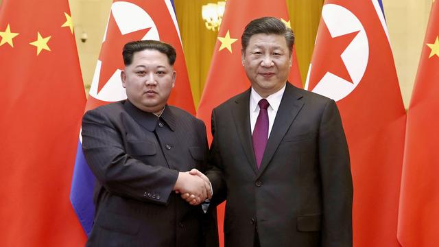 Une photo de la rencontre entre Kim Jong-Un et Xi Jinping à Pékin, première visite à l'étranger du dirigeant nord-coréen depuis son accession au pouvoir en 2011. [Xinhua via AP/Keystone - Ju Peng]