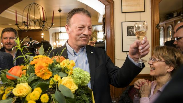 Didier Castella à l'annonce de sa victoire. [Keystone - Jean-Christophe Bott]