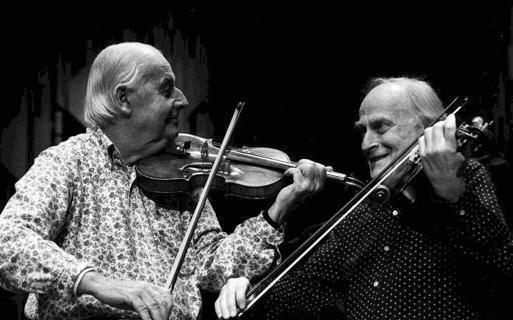 Le violoniste de jazz français Stéphane Grappelli (à gauche) avec le violoniste Yehudi Menuhin. [Keystone]