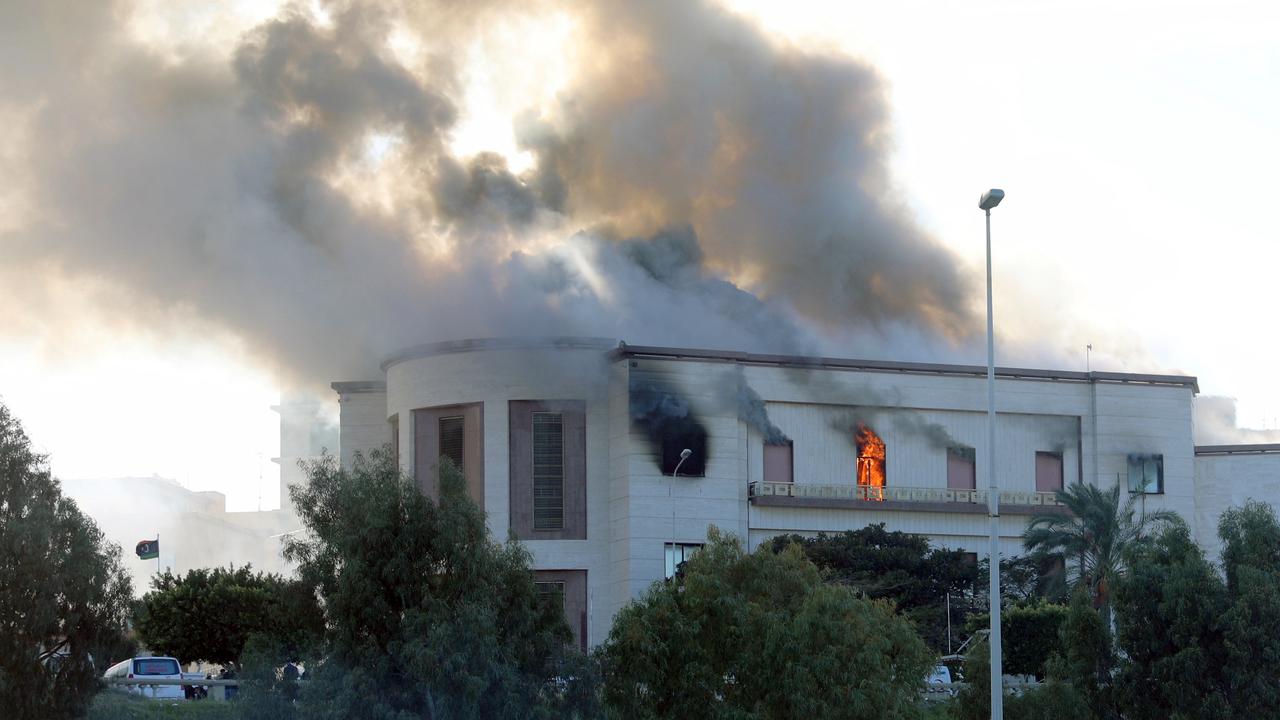 De la fumée s'élève du bâtiment abritant le ministère des Affaires étrangères, à Tripoli. [Reuters - Hani Amara]