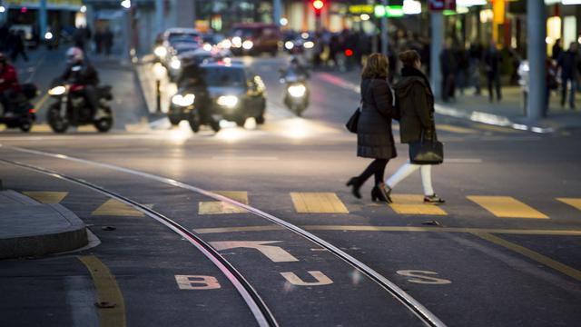 La place devant la gare de Cornavin sera réservée aux piétons et aux trams. [Keystone - Jean-Christophe Bott]