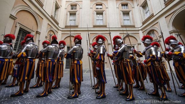 Trente-deux nouveaux hallebardiers de la Garde suisse pontificale ont prêté serment dans la cour interne du Palais Apostolique, au Vatican. [Keystone - Fabio Frustaci]