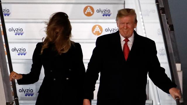 Le couple présidentiel américain à son arrivée vendredi à l'aéroport d'Orly pour participer aux commémorations de la signature de l'armistice. [Christian Hartmann]