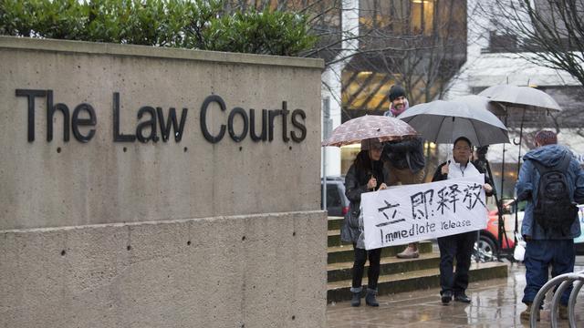 Des soutiens de Meng Whanzou devant la cour supérieure de Colombie britannique, à Vancouver, lors de son audience du 11 décembre. [AFP - Jason Redmond]