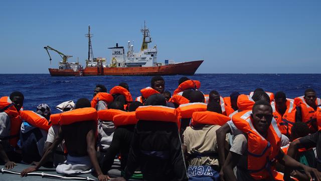 Des migrants sauvés en mer par Médecins sans frontières et SOS Méditerranée. [AP Photo/Keystone - Bram Janssen]