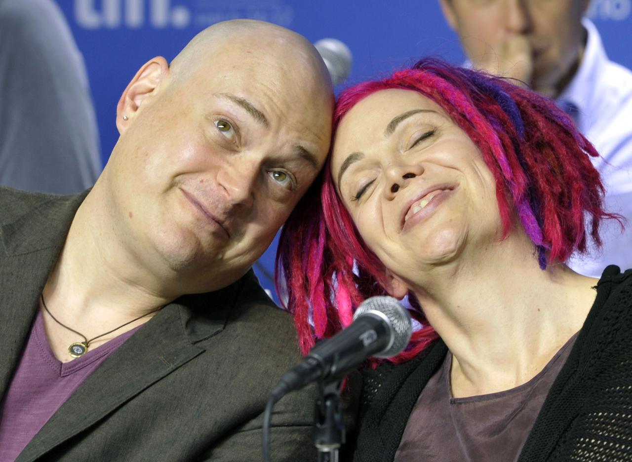 Andy et Lana Wachowski en 2012. [Reuters - Mike Cassese]