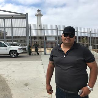 Jorge vient voir sa fille à "Friendship Park", à la frontière avec le Mexique. [RTS - Raphaël Grand]