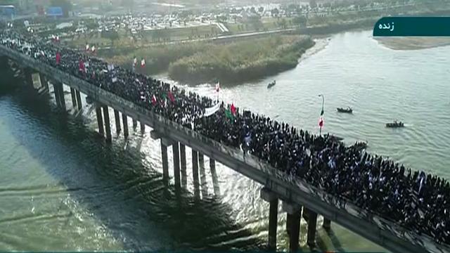 Capture d'écran des images diffusées par la télévision d'Etat iranienne, montrant des manifestants dans la ville d'Ahvaz, dans le sud-ouest du pays. [HO / IRINN / AFP]