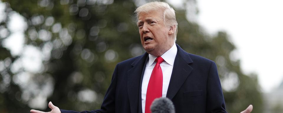 Donald Trump parle aux journalistes à Washington le 23 février 2018. [Reuters - Jim Bourg]