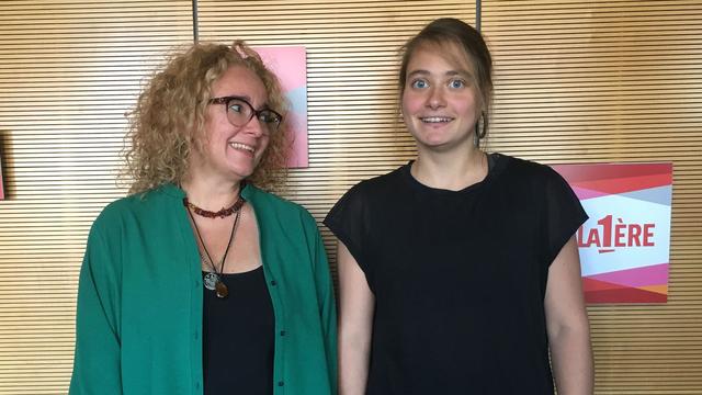 Emilie Zoé et Dunia Miralles se rencontrent pour la première fois. [RTS - Meili Gernet]