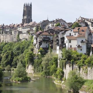 Vue de la vieille ville de Fribourg depuis les bords de la Sarine. [Keystone - Thomas Delley]