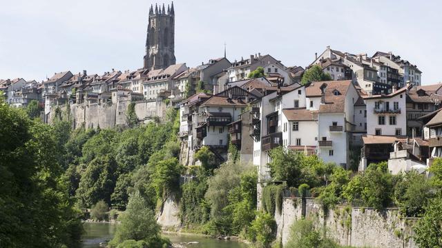 Vue de la vieille ville de Fribourg depuis les bords de la Sarine. [Keystone - Thomas Delley]