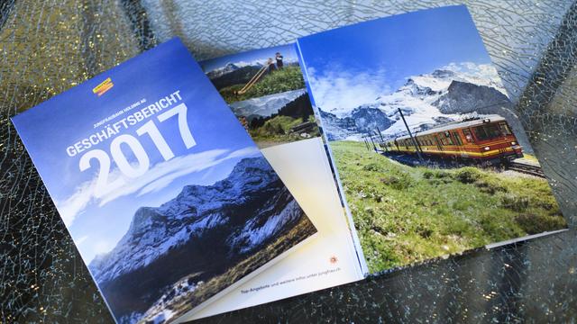 Le rapport annuel 2017 de la Jungfraubahn, photographié à Berne mercredi. [Keystone - Anthony Anex]