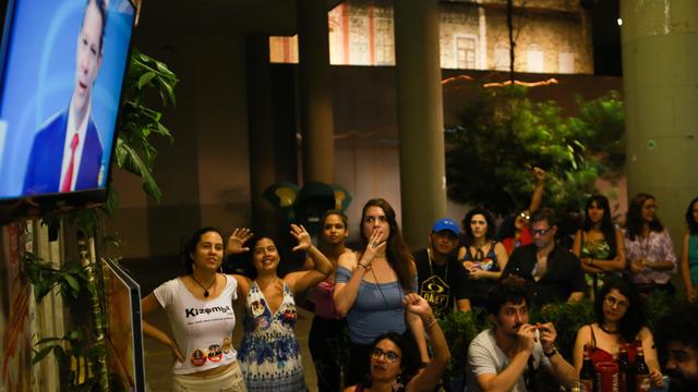 A Rio, des partisans de Fernando Haddad (gauche) suivent le dernier débat télévisé entre les candidats le 4 octobre. [AFP - Ian Cheibub/dpa]