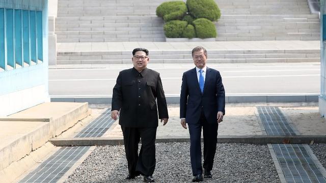 Le président nord-coréen Kim Jong-un (à gauche) et son homologue du sud, Moon Jae-in lors du premier sommet intercoréen en avril. [AFP - Korea Summit Press Pool]