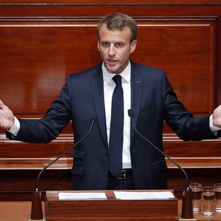 Le président Emmanuel Macron devant le Parlement français lundi 9 juillet. [Keystone - Charles Platiau - EPA]