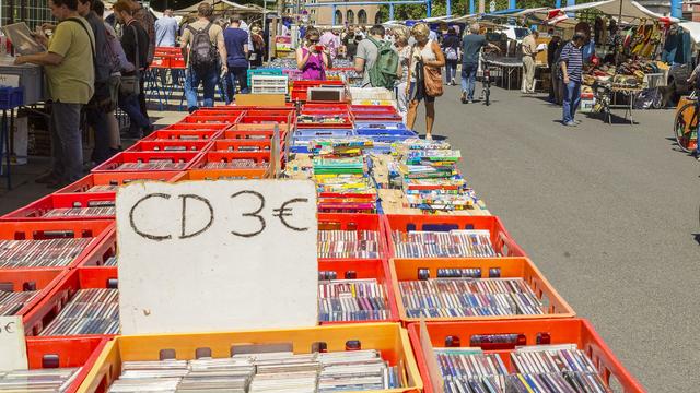 Des bacs de CD dans un marché aux puces à Berlin. [Hemis - Bertrand Gardel]