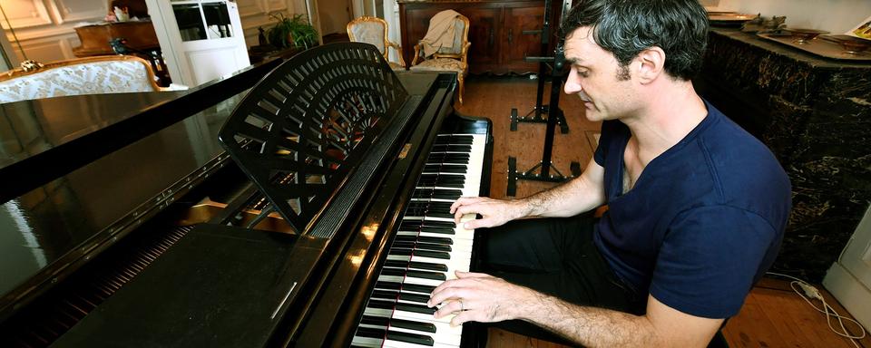 Le pianiste Ivan Ilic dans son appartement à Bordeaux, le 3 octobre 2017. [AFP - Georges Gobet]