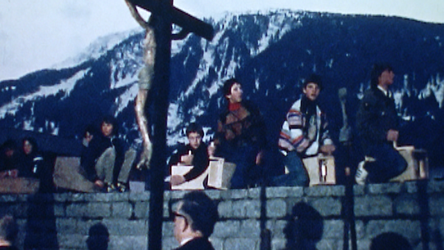 Enfants jouant des crécelles à Disentis dans les Grisons en 1980. [RTS]