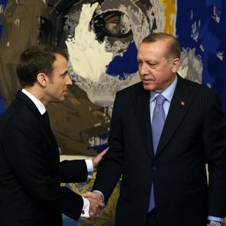 Emmanuel Macron (gauche) et Recep Tayyip Erdogan. [Anadolu/AFP - Yasin Bulbu]