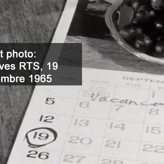 Un calendrier de 1965 avec un grand bol de pruneaux. [RTS]