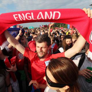 Des fans de l'équipe d'Angleterre célébrent la qualification de leur équipe pour les quarts de finale du Mondial de football 2018. [EPA/Keystone - Zurab Kurtsikidze]