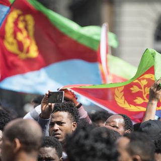 Environ 1500 Erythréens avaient manifesté le 18.05.2018 à Berne contre le durcissement de la politique d'asile. [Keystone - Peter Schneider]