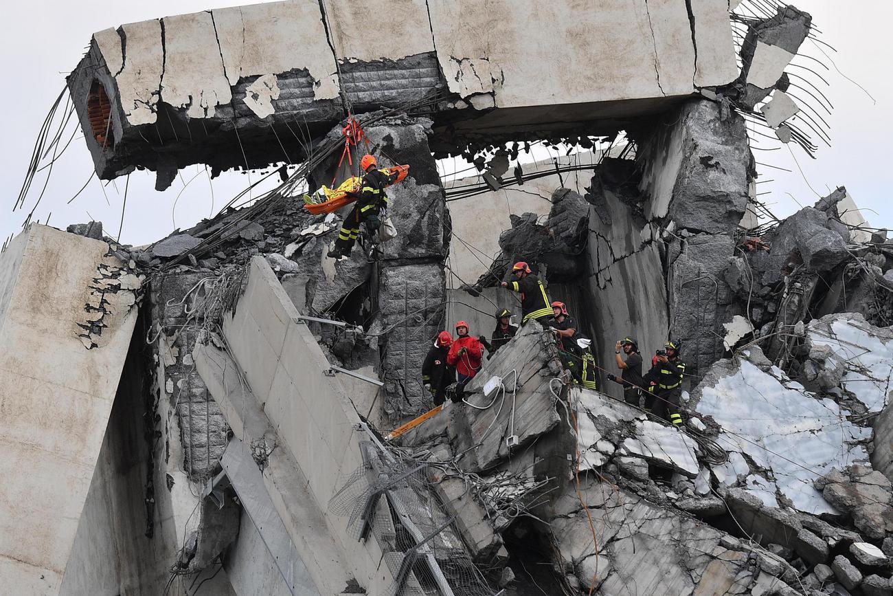 Les opérations de secours se poursuivent dans les débris du pont Morandi mercredi. [Keystone - Luca Zennaro/ANSA via AP]