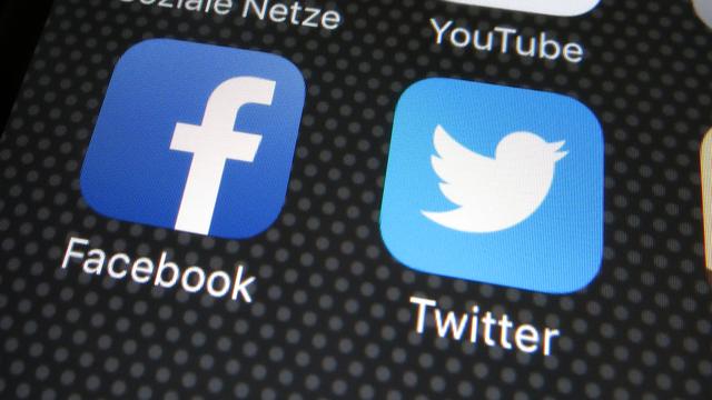 Les applications Facebook et Twitter (photo prétexte). [DPA/Keystone - Franz-Peter Tschauner]