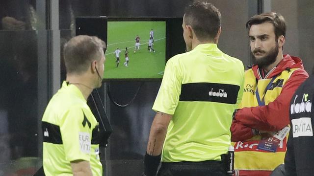 L'assistance vidéo est déjà utilisée dans de nombreux championnats européens, comme ici en Italie avec l'arbitre Mazzoleni durant un Milan-Juventus. [Luca Bruno]