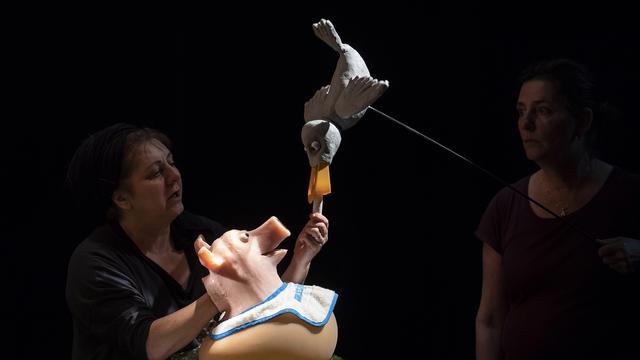 Une scène de la pièces "Les trois petits cochons 3. Le retour". [Théâtre des Marionnettes - Carole Parodi]