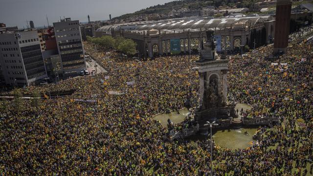 Ces centaines de milliers de Catalans sont descendus dans les rues de Barcelone pour protester contre la détention d'élus indépendantistes. [AFP - Santi Palacios]