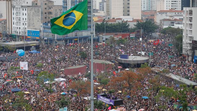 Vue de la manifestation contre la candidature de Jair Bolsonaro à la présidentielle, samedi 29 septembre à Sao Paulo. [Keystone - Marcelo Chello - EPA]