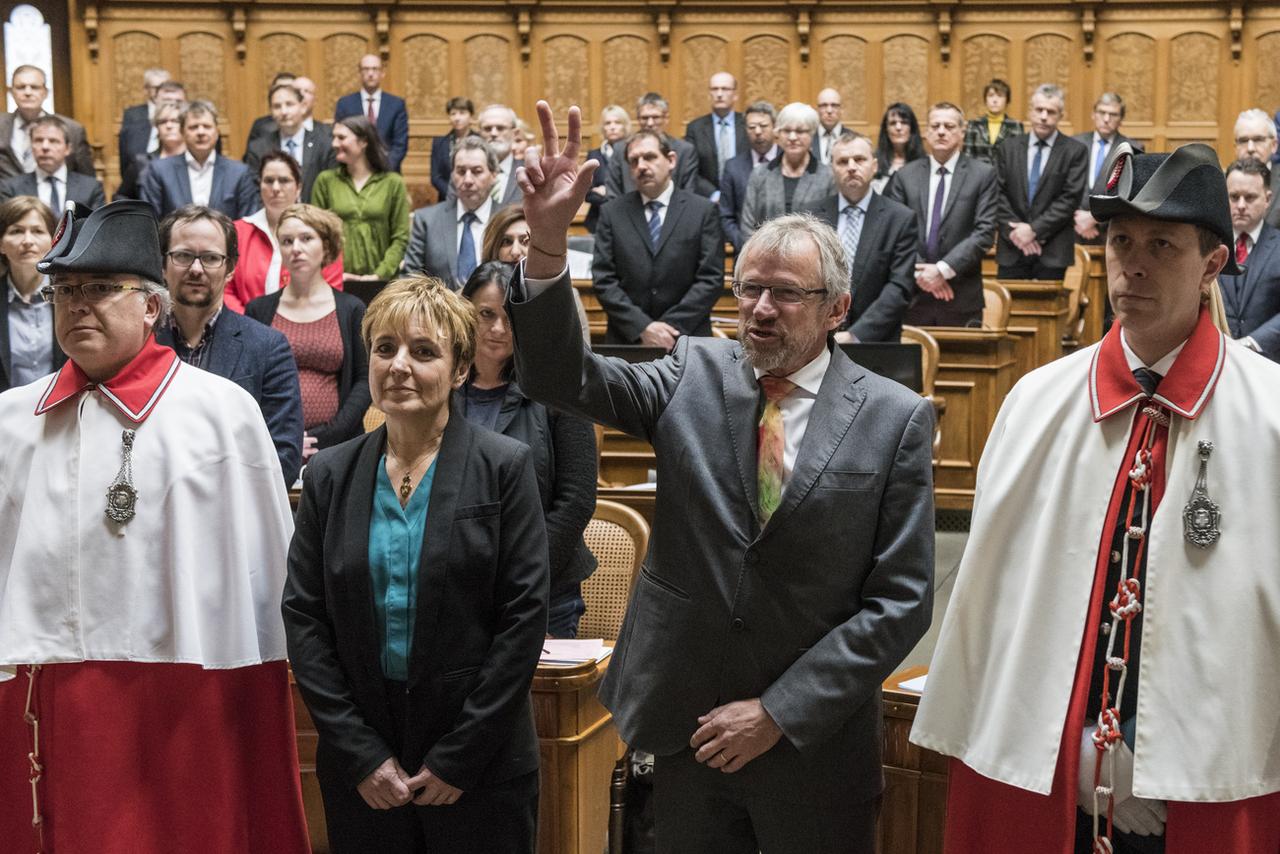 Les nouveaux conseillers nationaux Brigitte Crottaz (PS/VD) et Benjamin Roduit (PDC/VS) à l'heure de l'assermentation lundi au premier jour de la session de printemps. [Keystone - Alessandro della Valle]