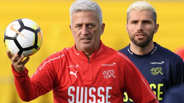 Petkovic et l'un de ses hommes forts, Behrami, préparent le match contre la Grèce. [Laurent Gilliéron]