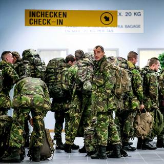 des soldats se rendant en Norvège pour l'exercice militaire Trident Juncture 18 de l'OTAN. [Keystone - Remko de Waal - EPA]
