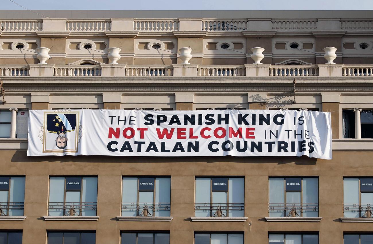 "Le roi d'Espagne n'est pas le bienvenu dans les pays catalans", affirme une bannière séparatiste tendue le jour des commémorations. [EPA/Keystone - Andreu Dalmau]