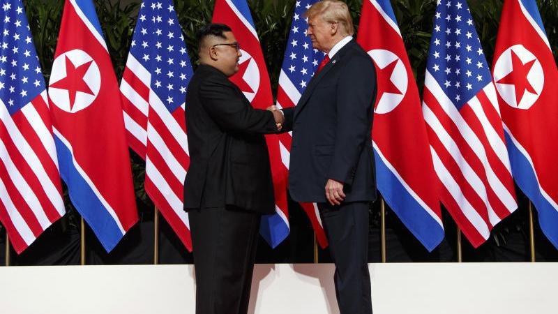 Poignée de main historique entre Kim Jong un et Donald Trump le 12 juin 2018 à Singapour. [EPA/KEVIN LIM/THE STRAITS TIMES/SPH SINGAPORE OUT - Kevin Lim]