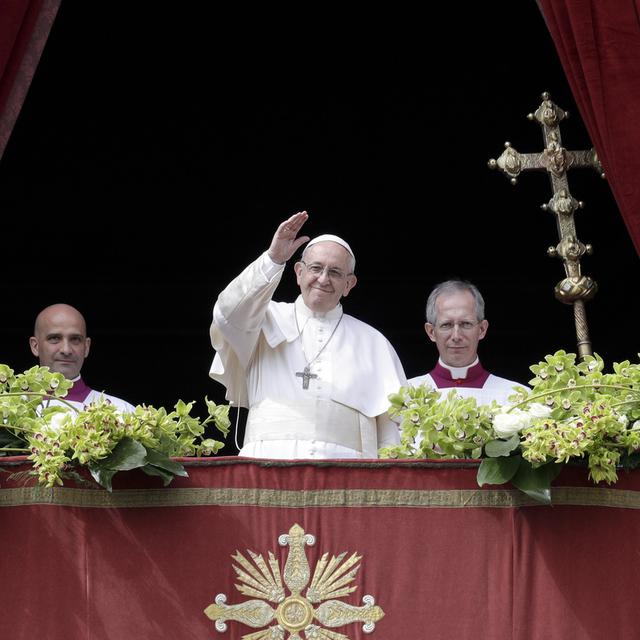 Le pape François délivre sa bénédiction Urbi et Orbi, à la ville de Rome et au monde, lors de la messe de Pâques à la basilique Saint-Pierre. [AP photo - Andrew Medichini]