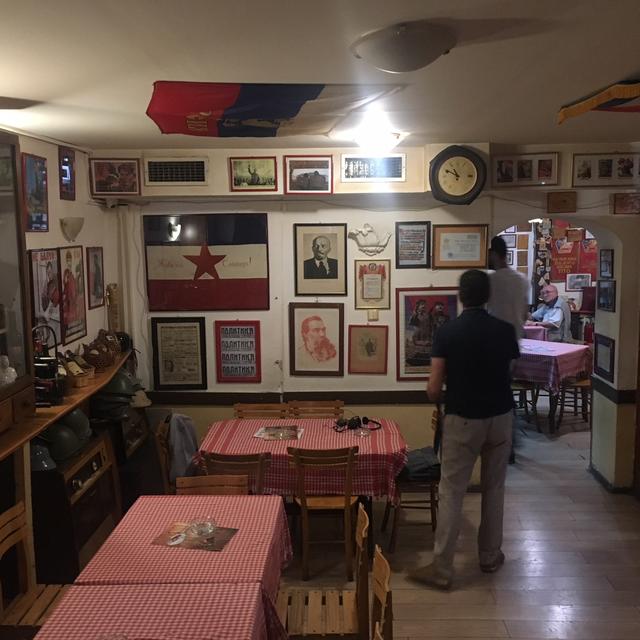 Kafana Pavle Korčagin, un café décoré des symboles de la Yougoslavie communiste. [RTS - Alexandre Habay]