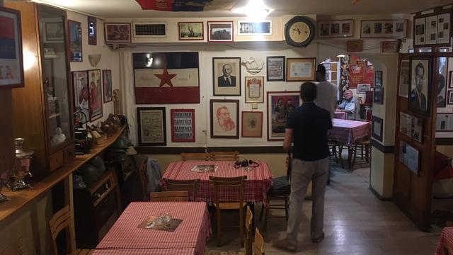 Kafana Pavle Korčagin, un café décoré des symboles de la Yougoslavie communiste. [RTS - Alexandre Habay]