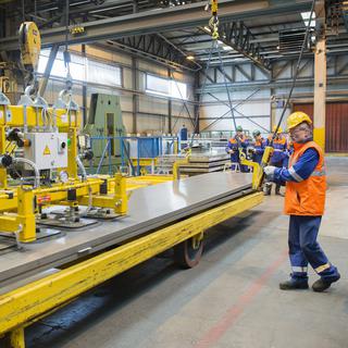 Des ouvriers travaillent dans l'usine d'aluminium Constellium à Sierre (VS), en février 2013. [Keystone - Jean-Christophe Bott]